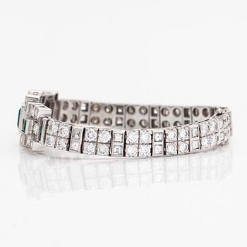 Rannekoru, 18K valkokultaa, smaragdeja sekä briljantti- ja baguettehiottuja timantteja, Tukholma 1986.