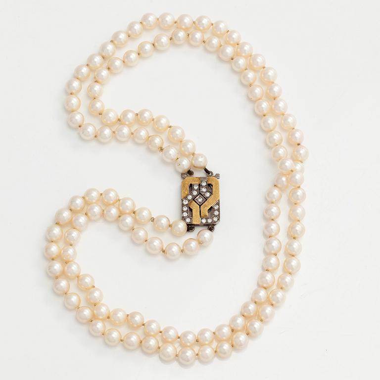 Pärlcollier, lås 18K guld med diamanter. St Eriks Silversmedja, Stockholm, 1987.