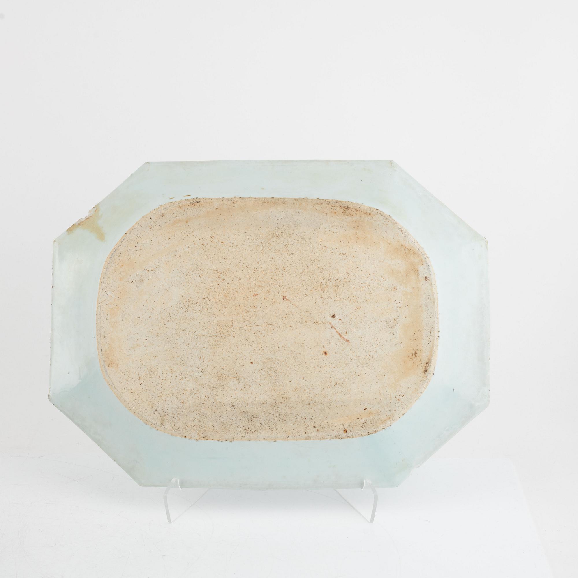 Terrin med fat, porslin, Kina, Qingdynastin, Qianlong (1736-95).