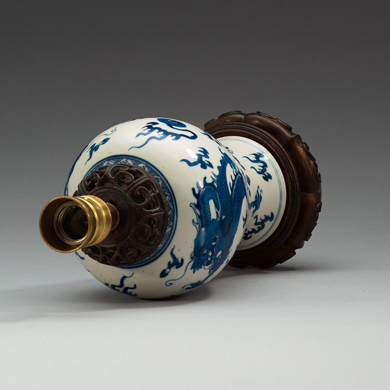 A blue and white dragon vase, Qing dynasty, Kangxi (1662-1722).