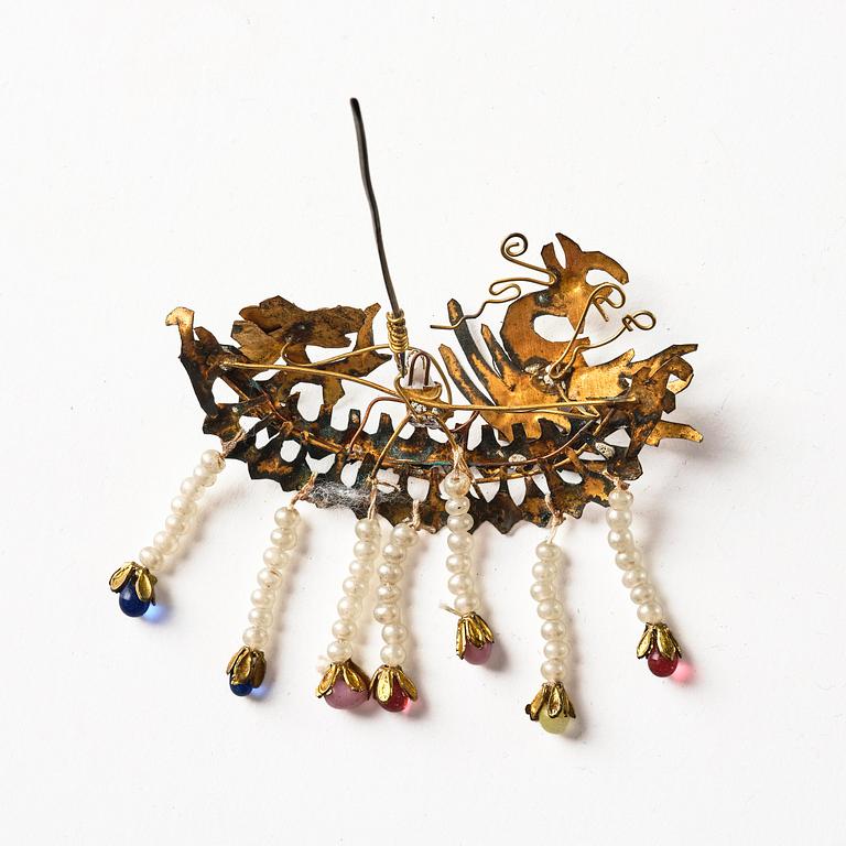Hårprydnader, silver, emalj och kingfisherfjädrar. Qingdynastin, 1800-tal.