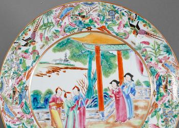 TALLRIKAR, 2 st, porslin, Kina, 1800-talets andra hälft.
