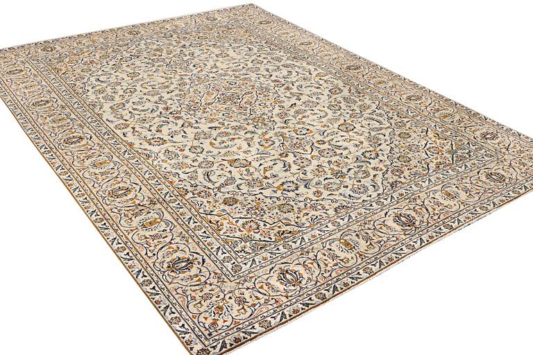 A Kashan carpet, c. 388 x 285 cm.