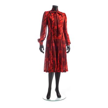 434. MÄRTHASKOLAN, a red woolblend dress from the 1970s.