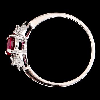RING, 14K vitguld, briljantslipade diamanter och rubin. Vikt ca 3 g.