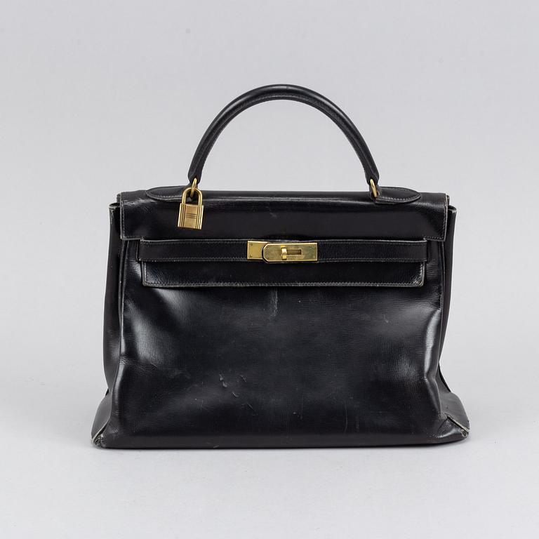 Hermès, a black leather 'Kelly' handbag.