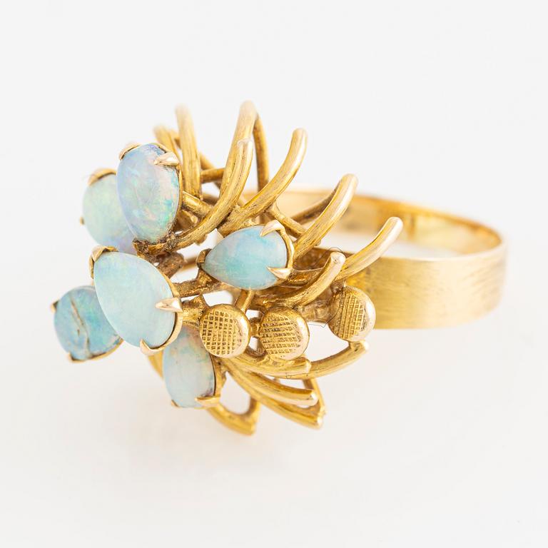 Ring 14K gold with opals.
