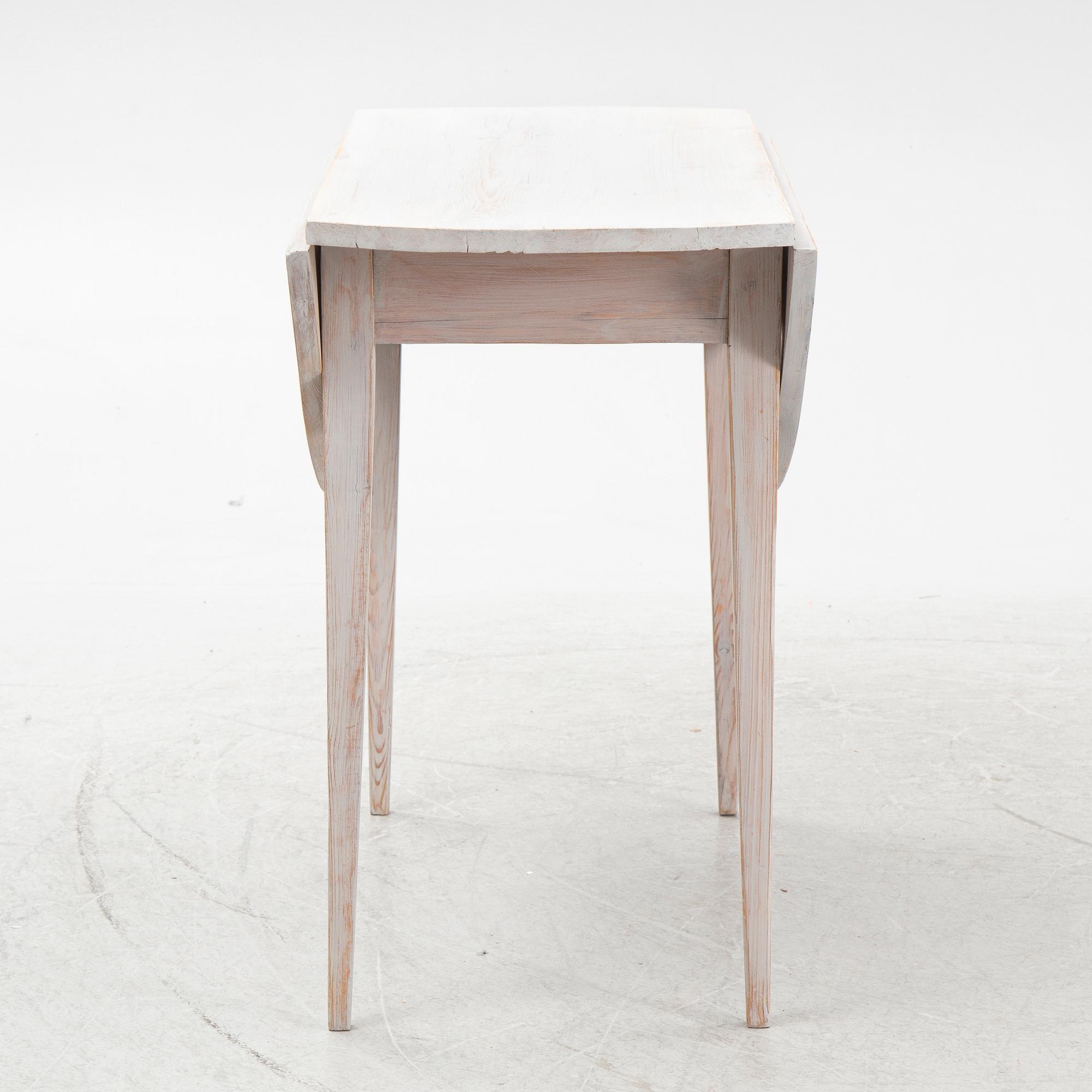 A drop-leaf table, early 20th Century.