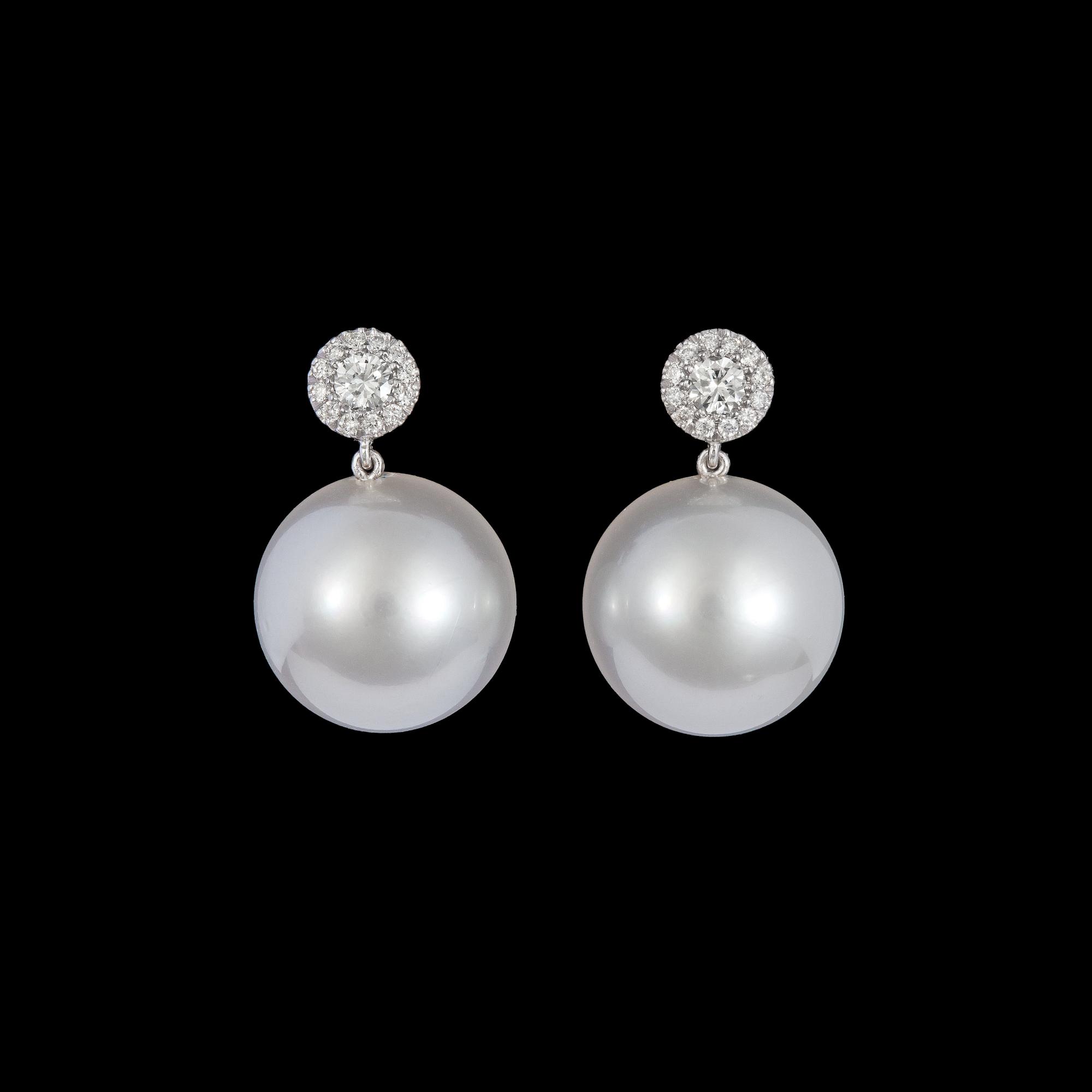 ÖRHÄNGEN, odlade South sea pärlor, 14 mm, och briljantslipade diamanter, 0.42 ct.