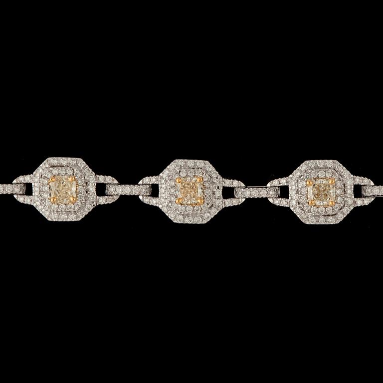 ARMBAND, vita briljantslipade och nio 'fancy' gula radiantslipade diamanter, tot. 2.70 ct, resp. tot. 4.07 ct.