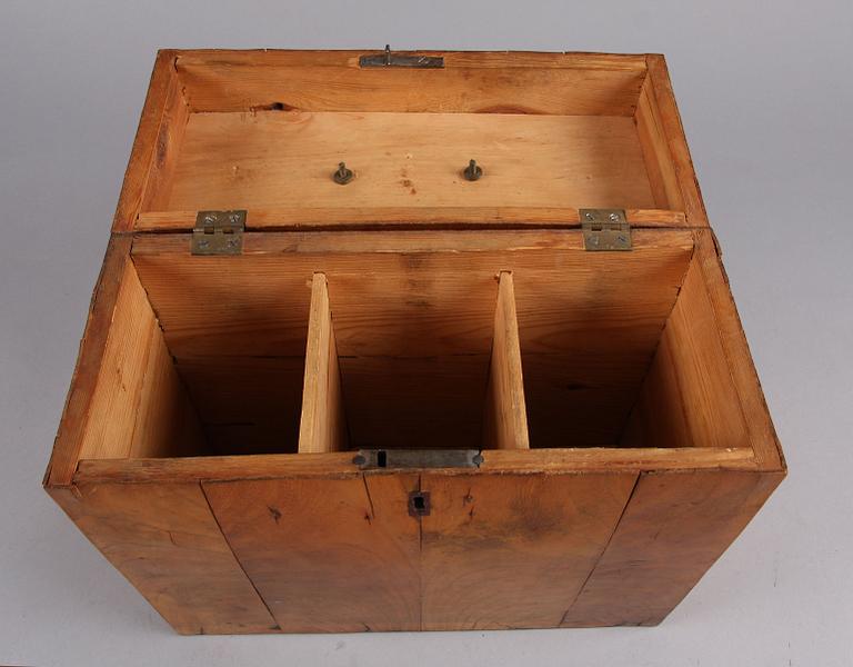 SCHATULL, för brännvinsflaskor, 1800-tal.