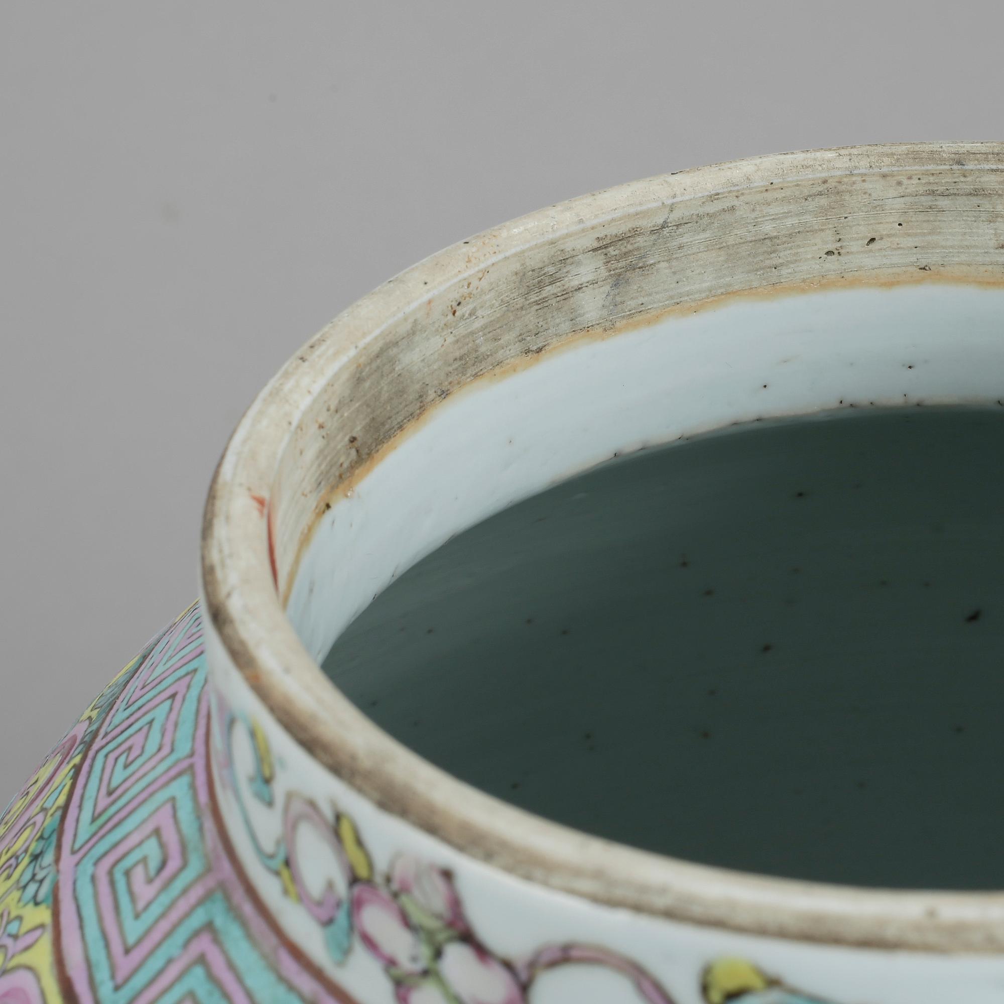 URNA med LOCK, porslin, Kina, 1800/1900-tal.