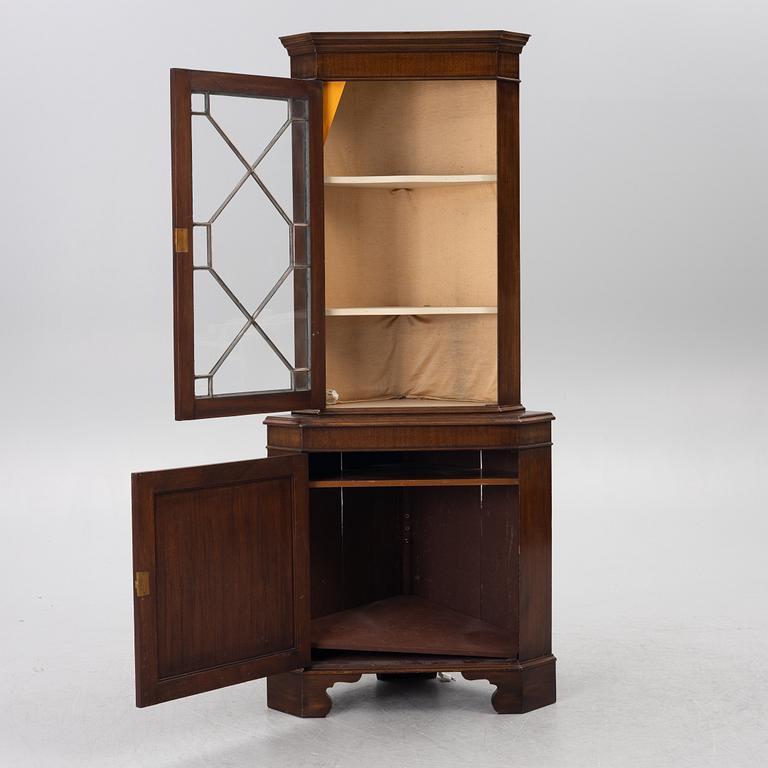 A Georgian style corner cabinet, 20th century.