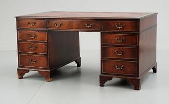 SKRIVBORD, engelsk stil, 1900-talets andra hälft.