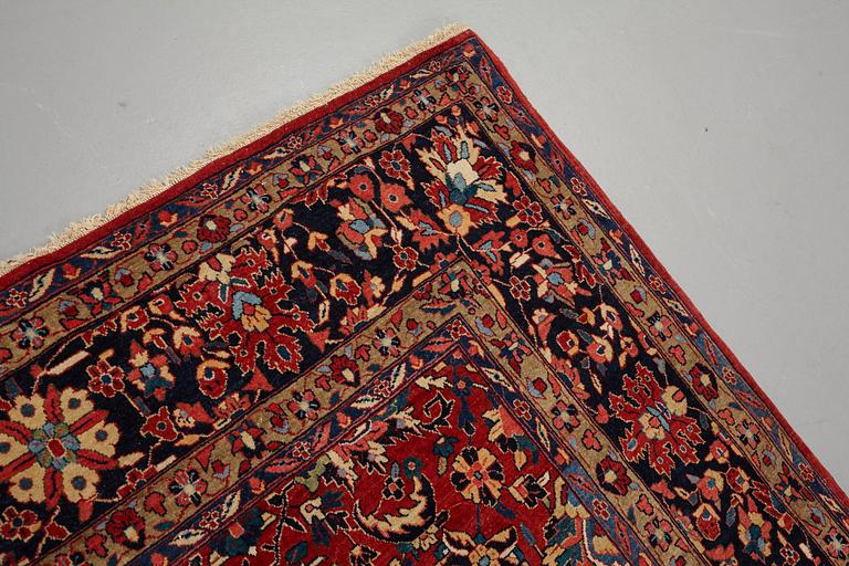 A carpet, semi-antique Sarouk, ca 389 x 271 cm.