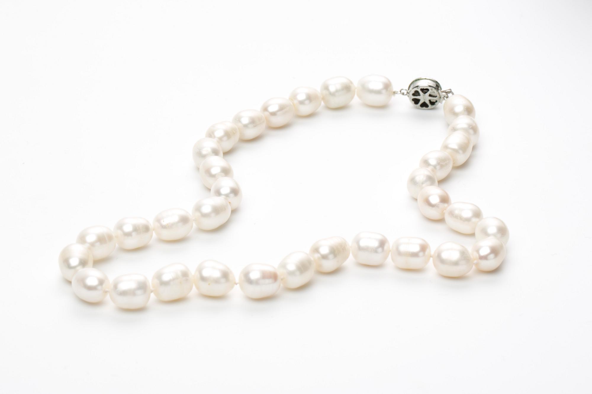 COLLIER, odlade sötvattenspärlor med silverlås.