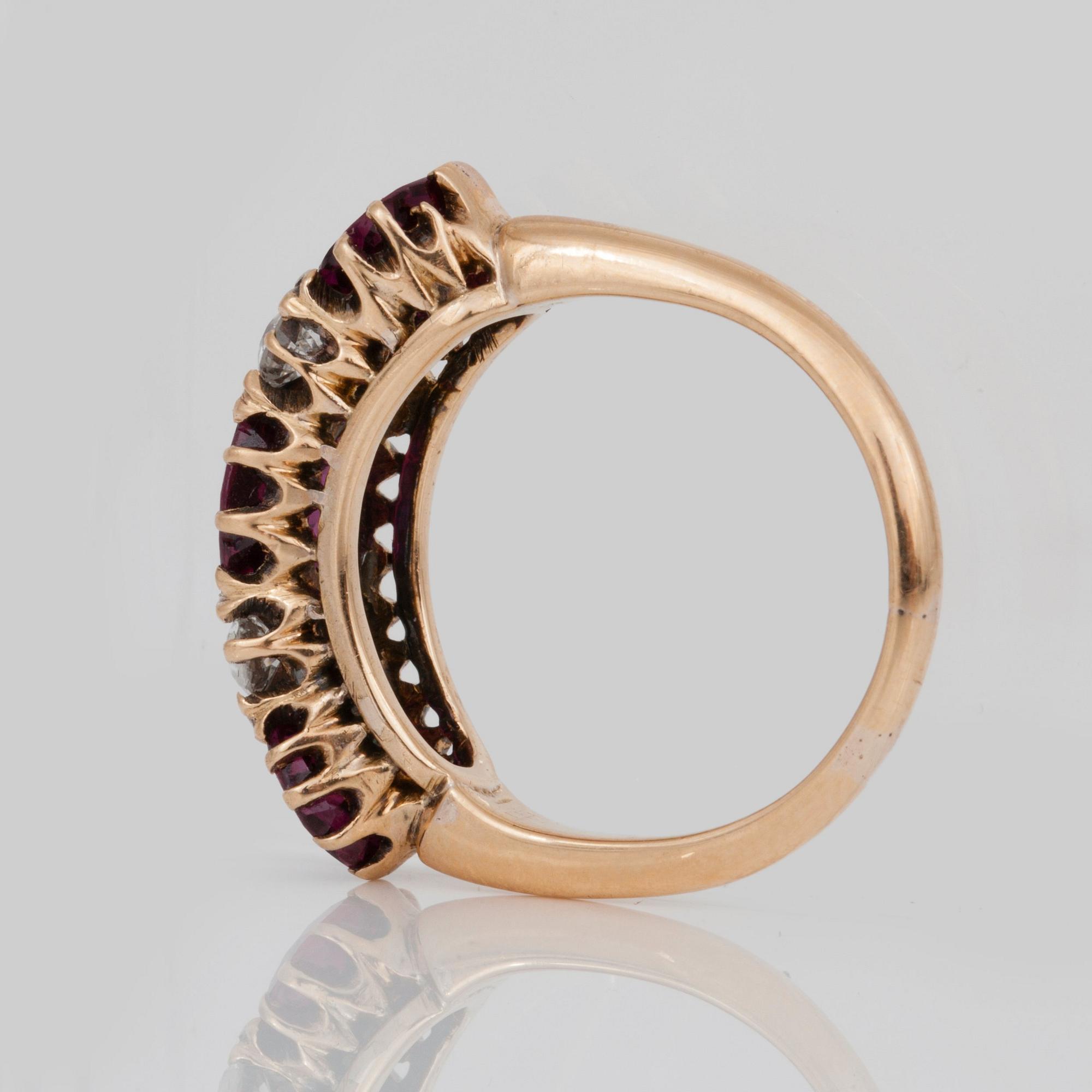 RING med tre obehandlade rubiner, totalt 3.38 ct, samt gammalslipade diamanter totalt ca 0.40 ct. Certifikat från SSEF.