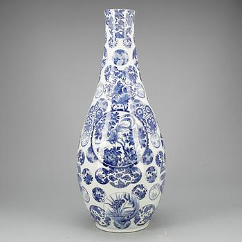 GOLVVAS, porslin, Japan, 1800-talets andra hälft.