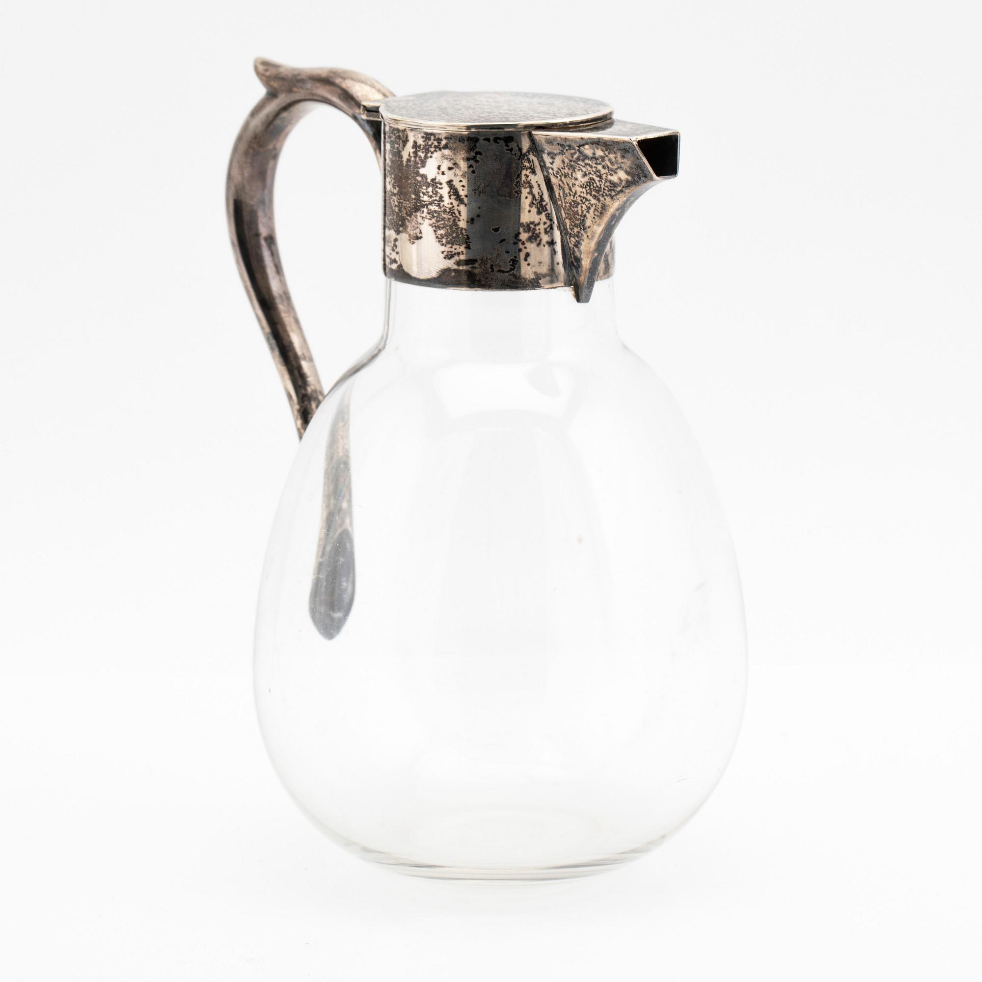 Borgila, bägare, sterlingsilver, 1943, samt kanna, glas och silver, W.N.G.N, London, 1894.