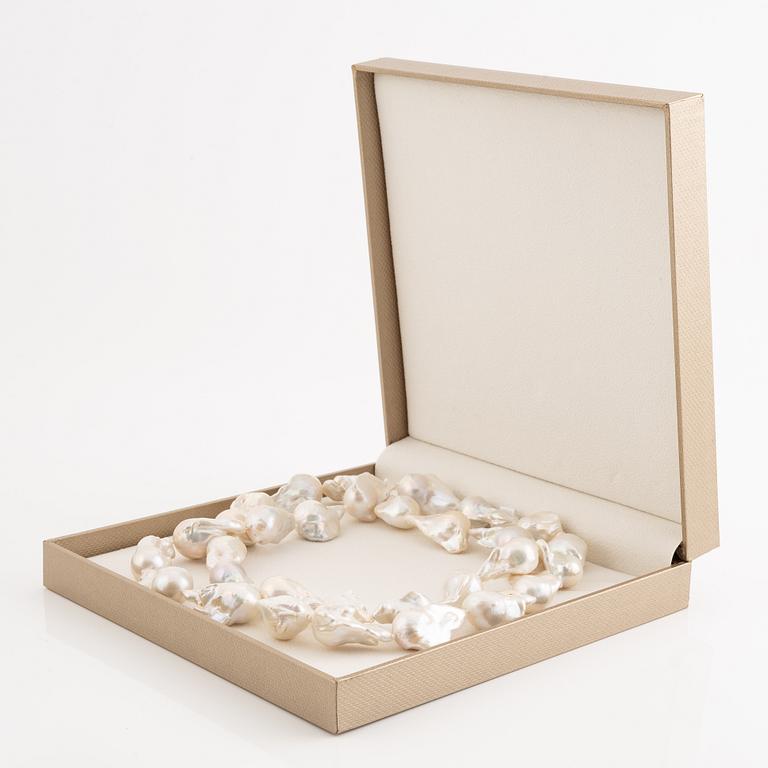 Pärlcollier, med odlade barockformade sötvattenspärlor.