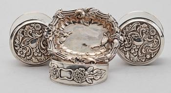 DOSOR, ett par, ARMBAND samt FAT, silver, 1800-tal. Bl a Adolf Lillja, Stockholm. Total vikt: ca 180 gram.