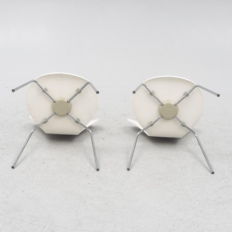 Arne Jacobsen, a pair of model 'Seven' chairs, Fritz Hansen, Denmark 1976.