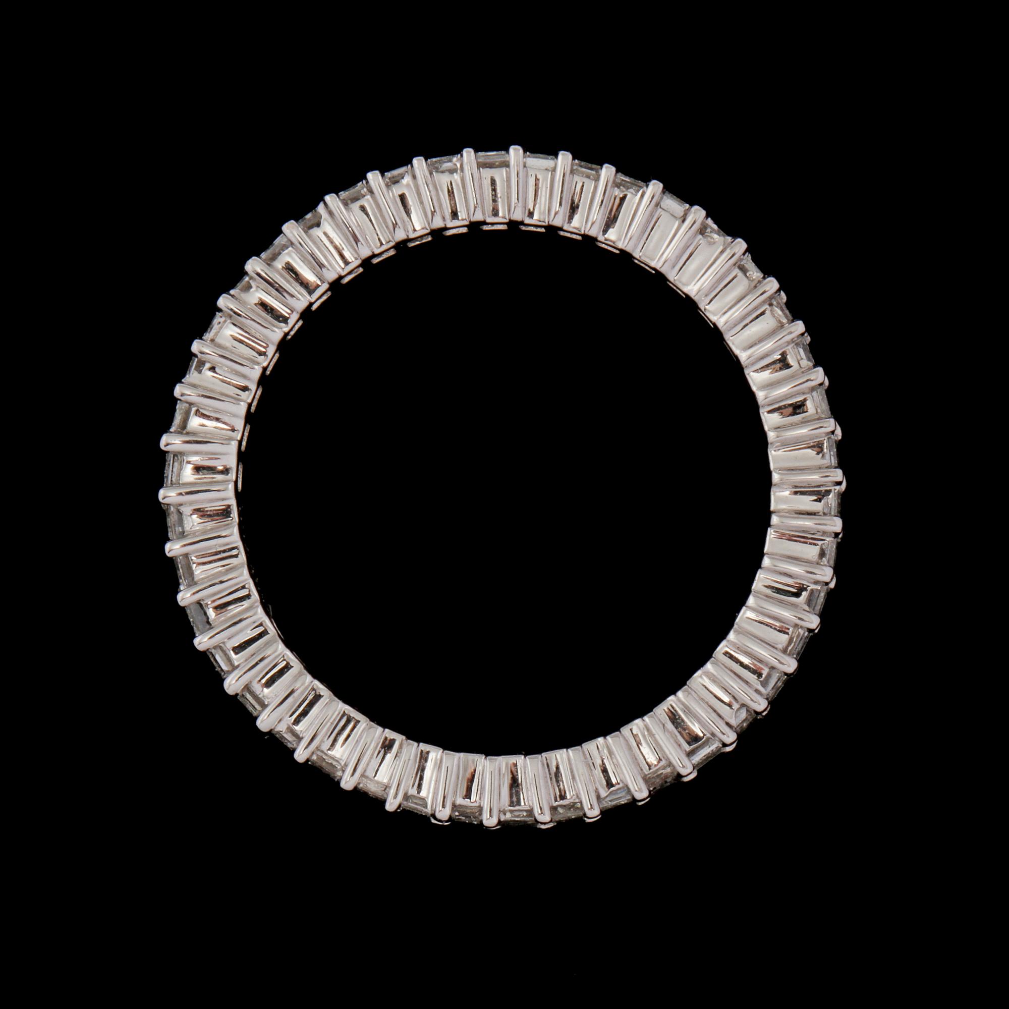 RING, 18k vitguld med baguettslipade diamanter, 1.44 ct. Vikt 3 g.