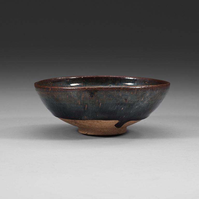 A large temmoku bowl, Song dynastin (960-1279).