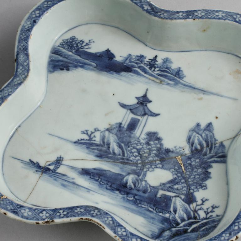 BOJAN samt SKEDFAT, porslin, Kina, 1800-tal.