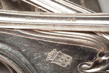 BESTICK, nysilver, 71 delar. Sekelskiftet 1900. Adliga ätten af Peterséns vapen.