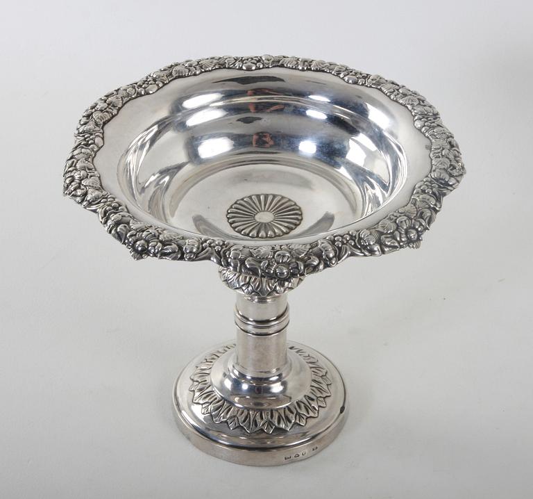 SKÅL PÅ FOT, silver. Gustaf Folcker, senempire 1840.