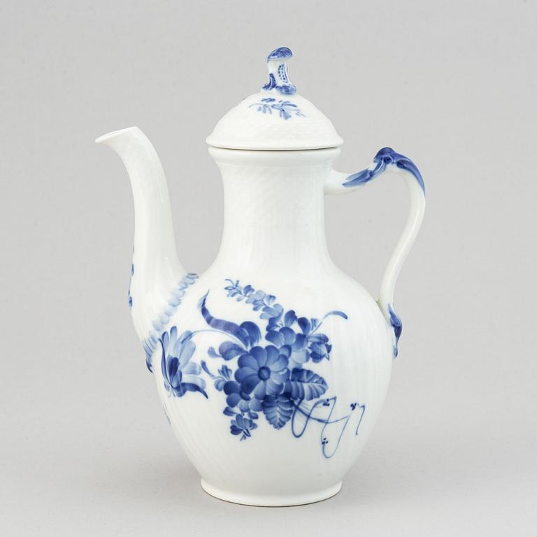 A 75 pcs Royal Copenhagen "Blå Blomst" porcelain part coffee service.