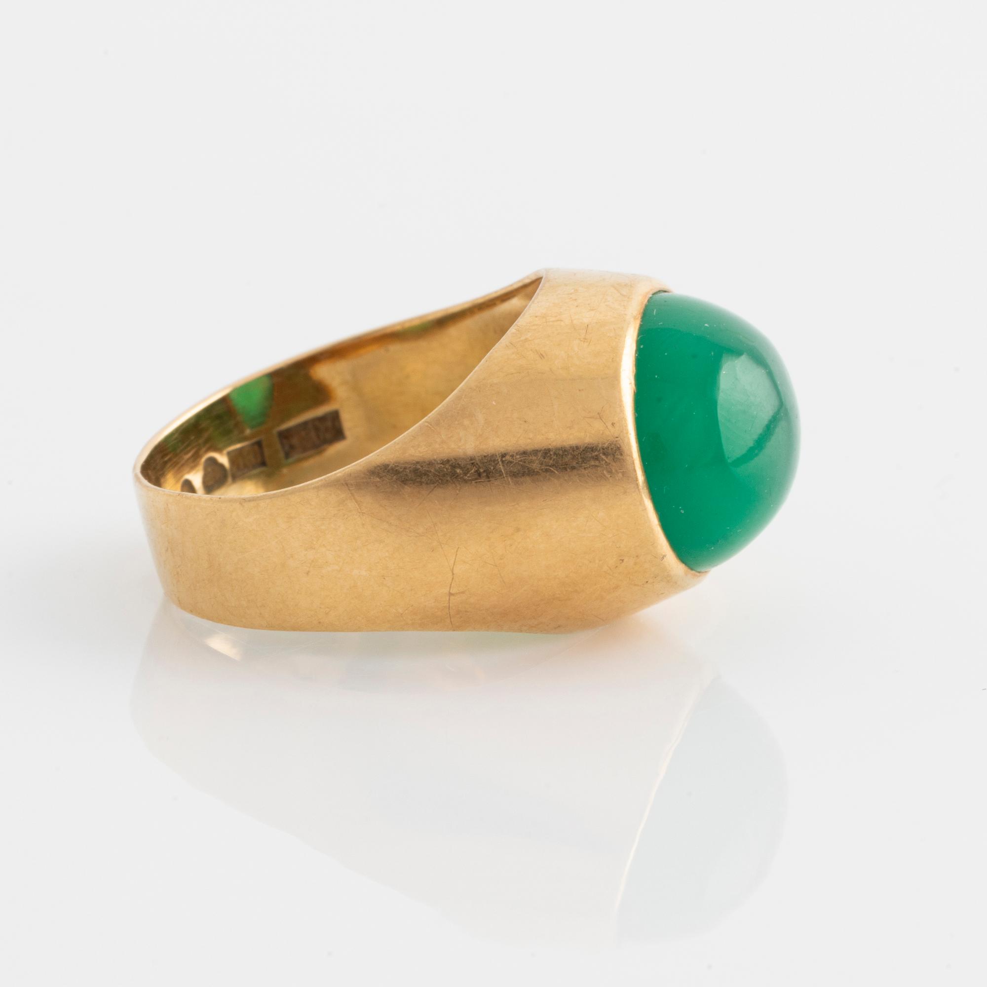 Ring, 18K gold with cabochon-cut green agate.
