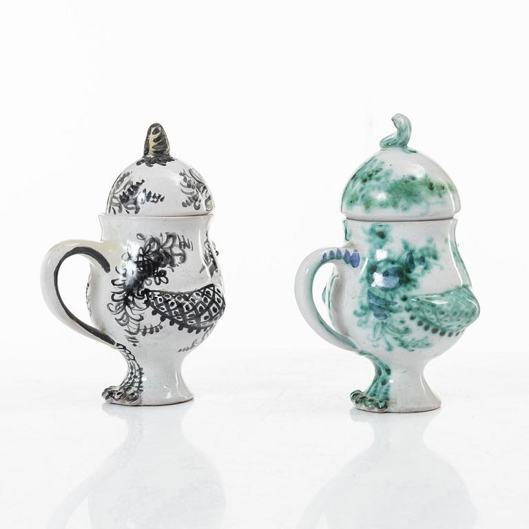 Björn Wiinblad, kannor med lock, två stycken, fajans, signerade och daterade -52 respektive -53.