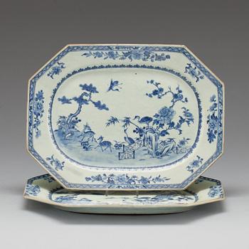 A pair of blue and white serving dishes, Qing dynasty, Qianlong (1736-95).