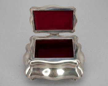 SMYCKESSKRIN, silver, nyrokoko, importstämplad Grün Huge & Co, Helsingfors 1952. Tot. vikt ca 455 g.