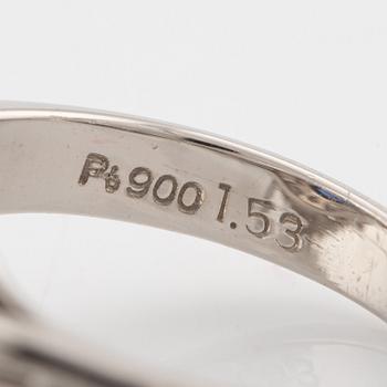 Ring in platinum set with a faceted sapphire and round brilliant- and baguette-cut diamonds.