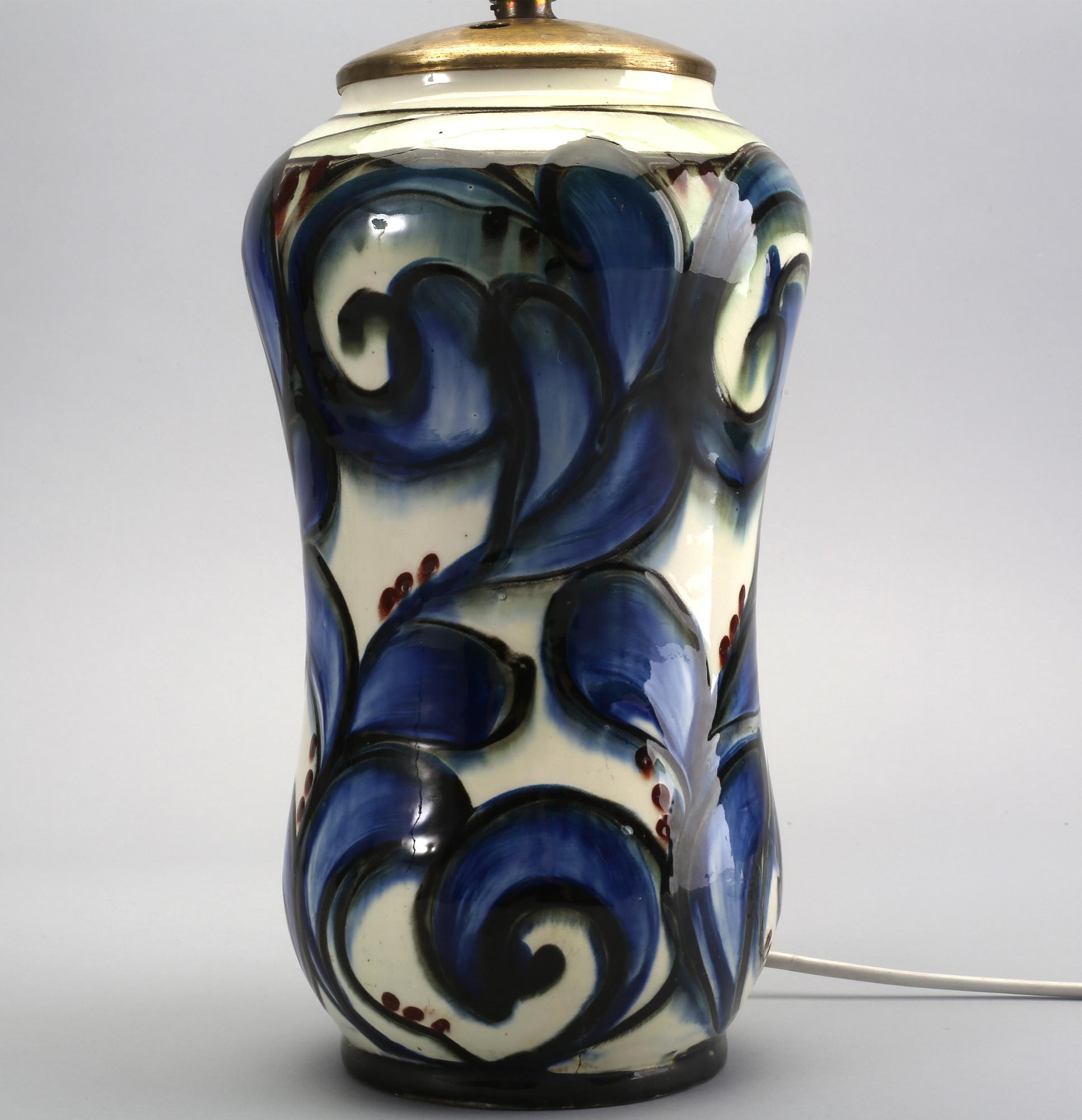 Bordslampa, Danmark, keramik, Lervefabrik grundat av Jens Holm, dekor av Einar Löndal.