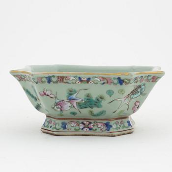 A Chinese porcelain bowl, late Qing Dynasty, circa 1900.