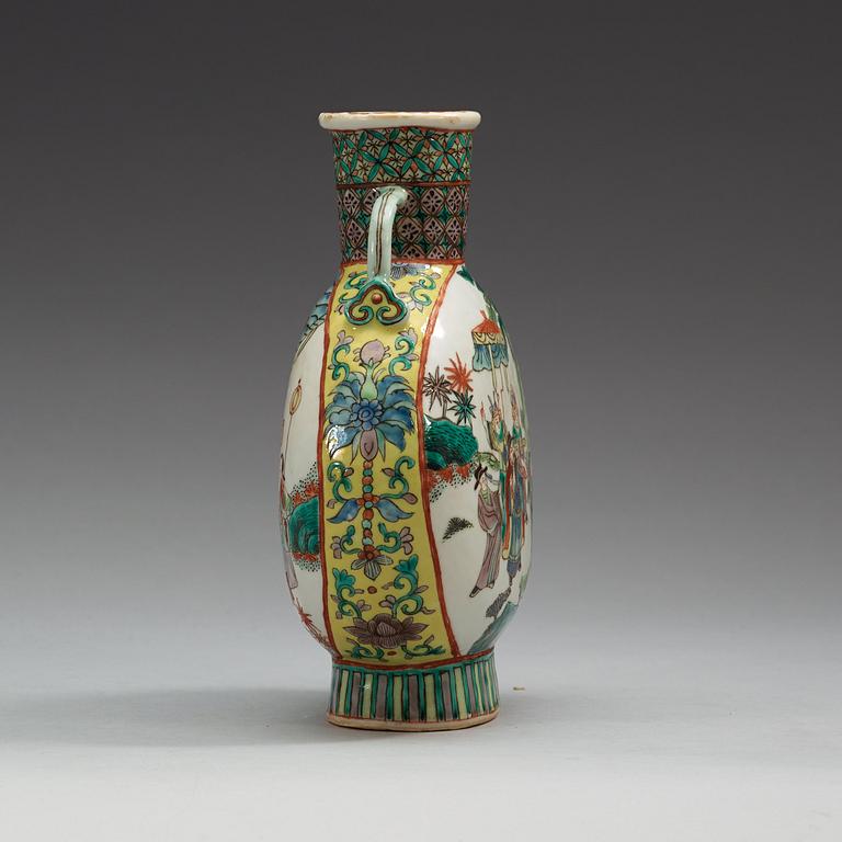 A famille verte moon flask, late Qing dynasty (1644-1912), with Xuande four character mark.
