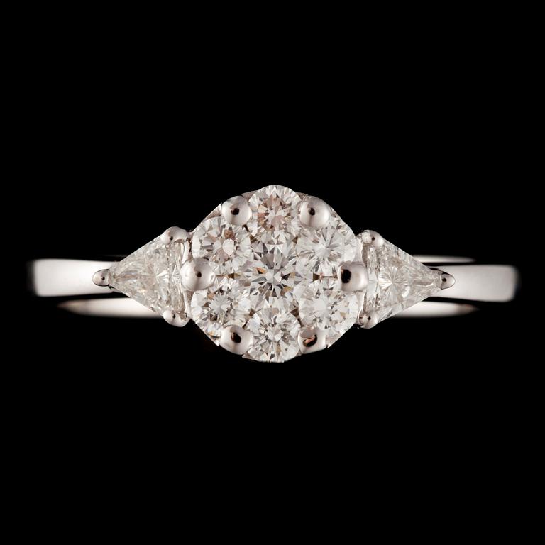 RING, 18K vitguld, diamanter totalt 0,63 ct. Finska importstämplar. Vikt 3,7 g.