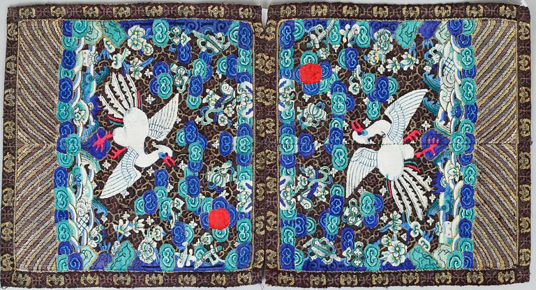 RANGMÄRKEN, 8 st., siden, s.k. Buzis. Ca 28-33 x 29,5-33,5 cm vardera. Kina omkring 1900.