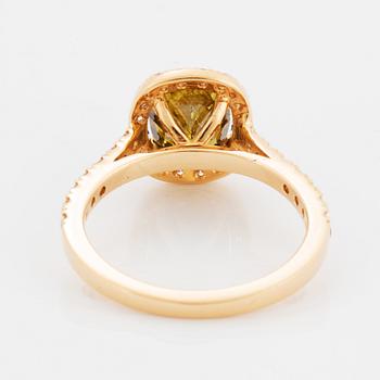 Ring med cushionformad natural fancy brownish yellow diamant, 
2,16 ct, med certifikat IGI.