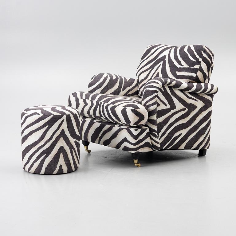 Fåtölj, av Howard-modell, samt pall.