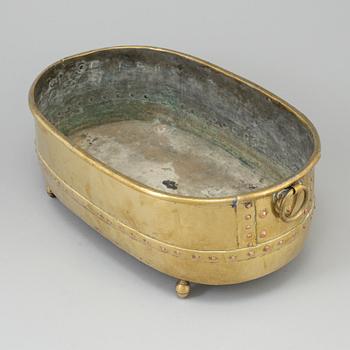 A brass wine cooler, 17th-/18th century-.