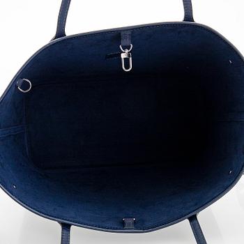 Louis Vuitton, a “Neverfull MM” bag.