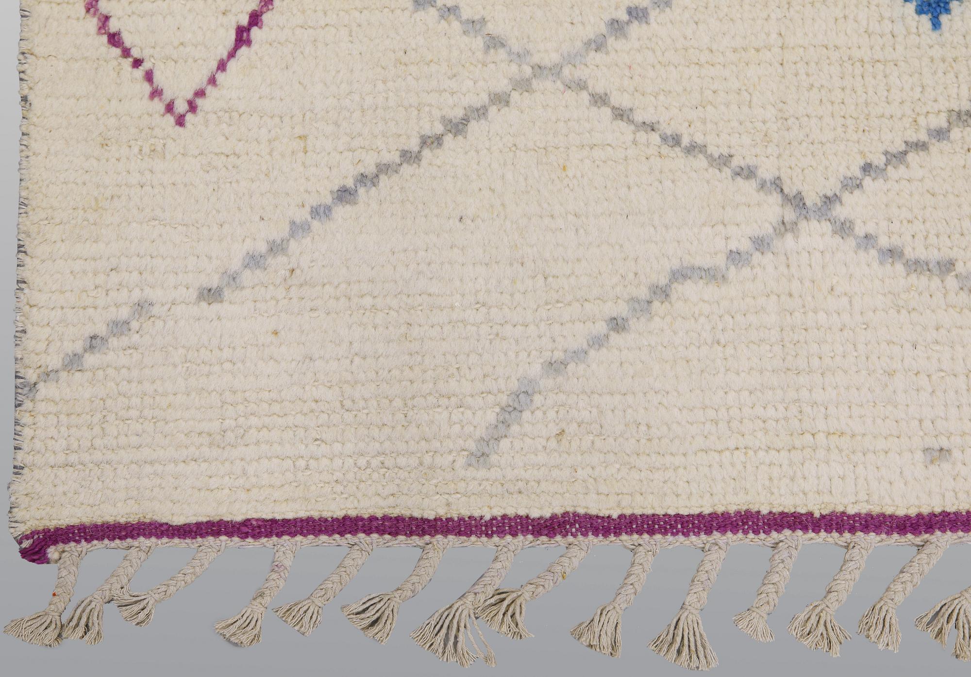 An oriental carpet, ca 325 x 218 cm.