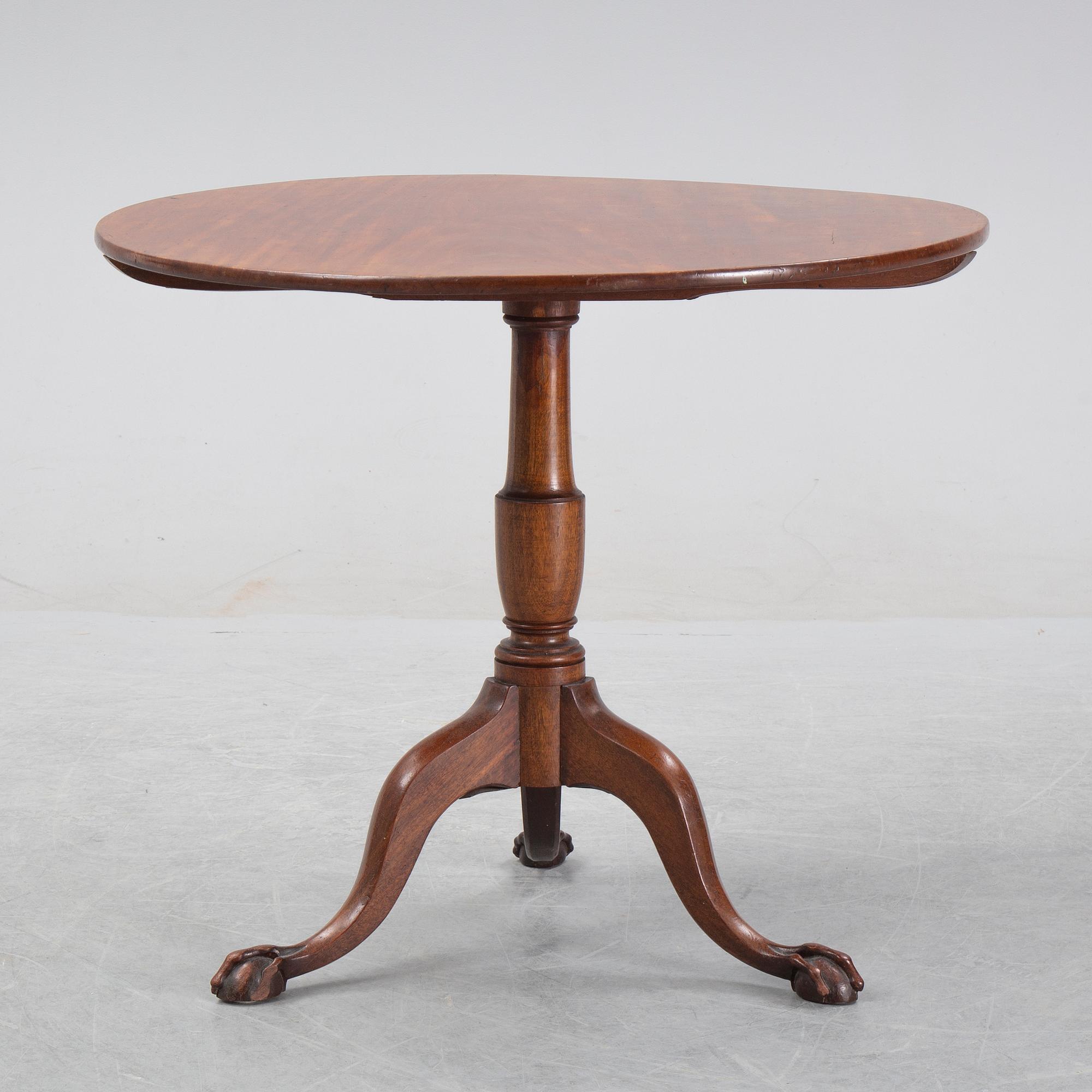 A mahogany folding table, England circa 1800.