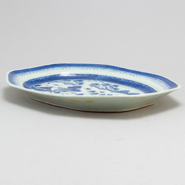 A blue and white serving dish, Qing dynasty, Jiaqing (1796-1820).