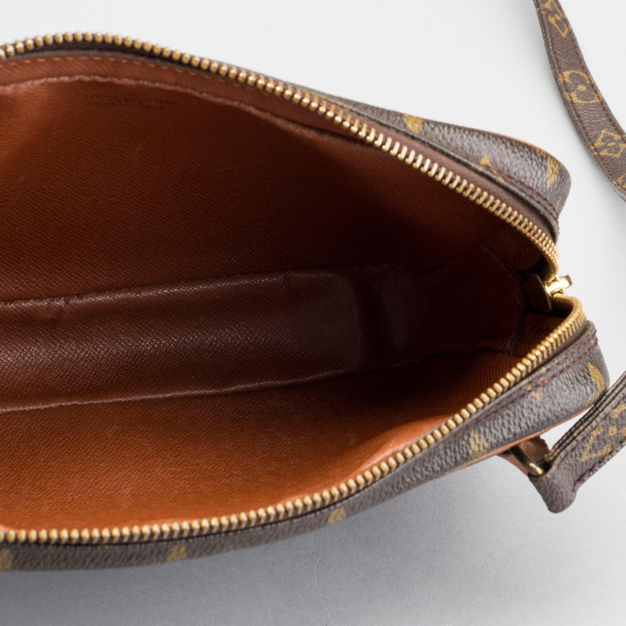 LOUIS VUITTON, axelväska.